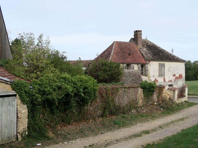 BREVAL 78980 à 4 kms Maison F5 de 106 m2 sur 324 m2 à rénover