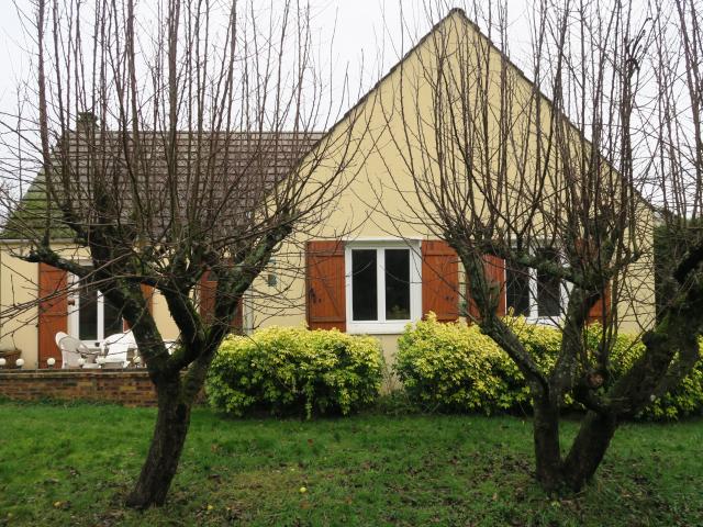 BREVAL 78980 à 2 kms Maison de plain pied F4 de 90,50 m2 habitables sur 610 m2 de terrain + garage