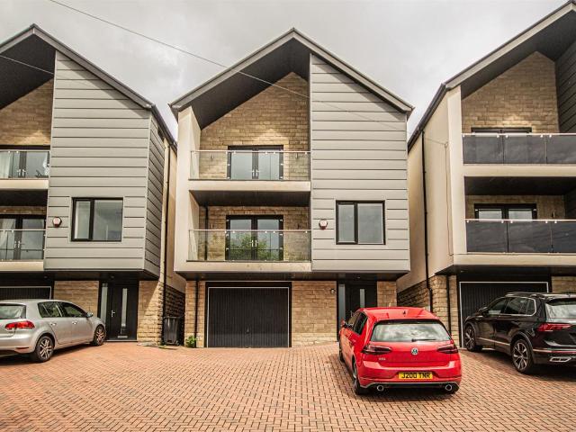 Brewerton Lane, Dewsbury WF13, 4 bed detached house to rent, £1,600 pcm | PrimeLocation