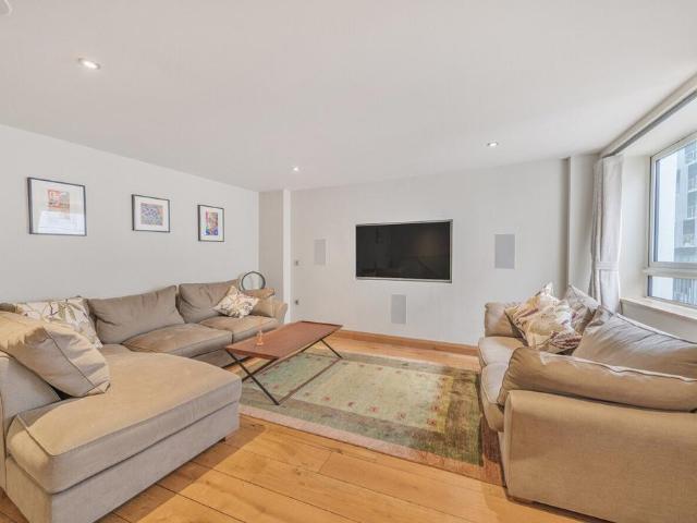 Brewery Square, London, EC1V 4 bed semi detached house to rent £5,000 pcm £1,154 pw