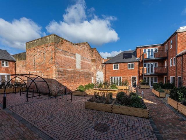 Brewhouse Yard, Wallingford OX10, 2 bed flat to rent, £1,350 pcm | PrimeLocation
