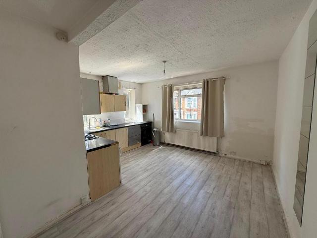 Brewster Gardens, London W10 1 bed flat to rent £1,220 pcm £282 pw