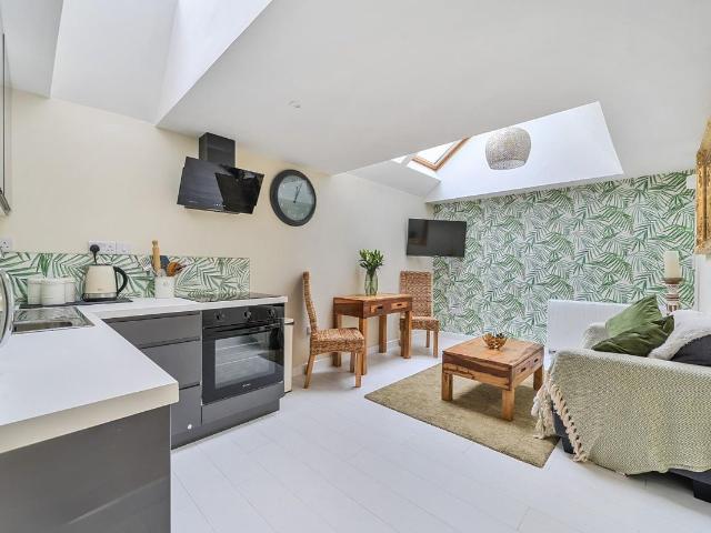 Bread Street, Penzance TR18, 2 bed flat to rent, £900 pcm | PrimeLocation