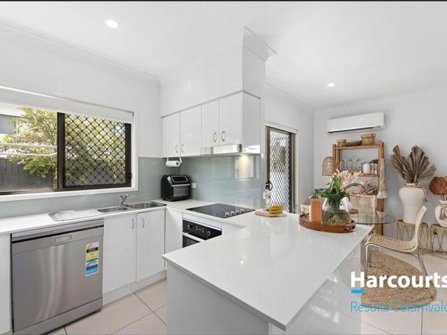 Break lease Upstairs Second living area, modern townhouse with pool in complex
