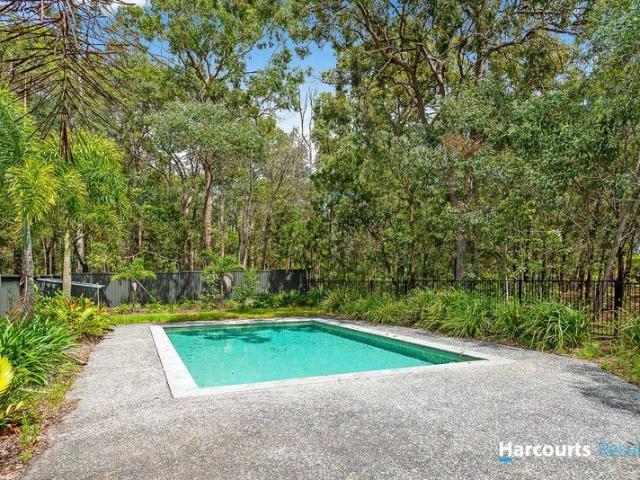 Break lease Upstairs Second living area, modern townhouse with pool in complex