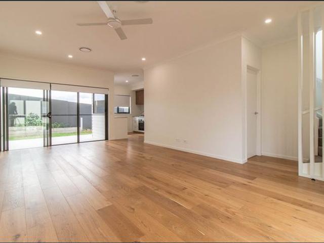 BREAK LEASE Contemporary Designer Townhouse In The Heart Of Hope Island