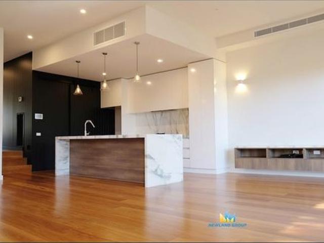 BREAK LEASE OPPORTUNITY | Luxury 5 Bedroom Townhouse in Prime Kew Location | Lease Term Negotiable