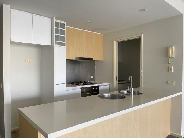 Break Lease Opportunity – Modern 2 Bedroom Apartment in North Melbourne