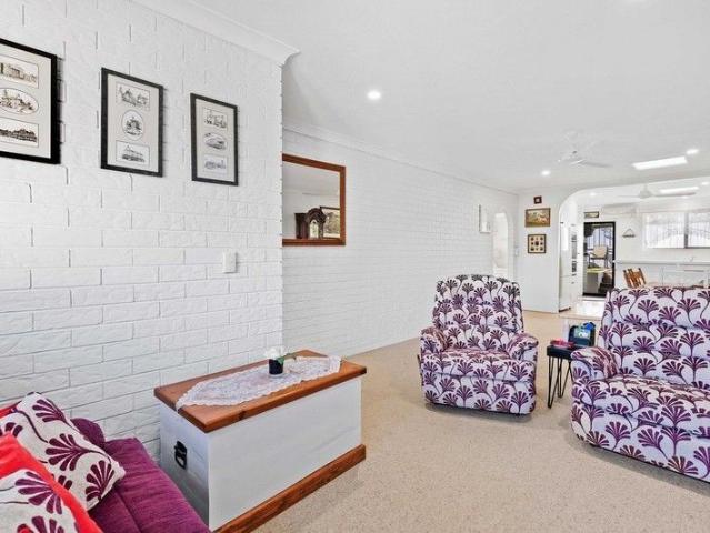 Break Lease Spacious, Light Filled Duplex in a Sought After Area