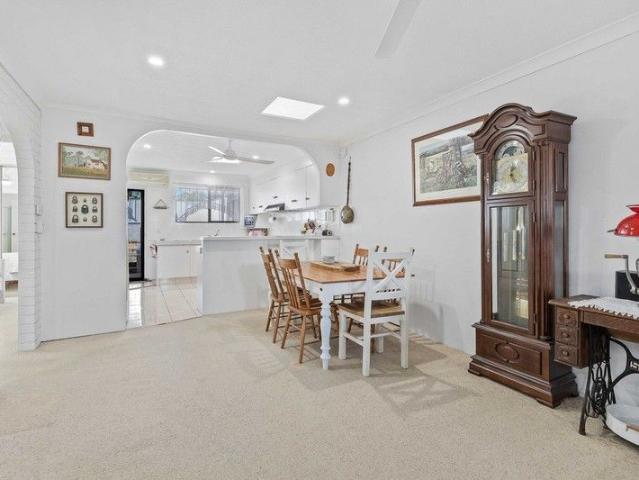 Break Lease Spacious, Light Filled Duplex in a Sought After Area