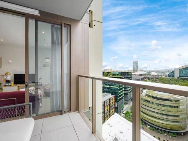Darling Rise Spacious 2 Bedroom + Large Study + Stunning Darling Harbour Views