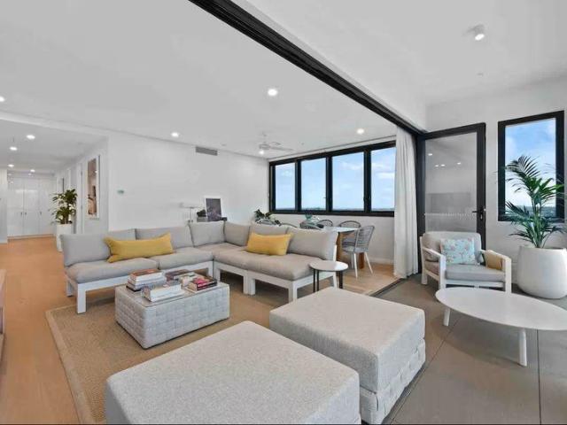 Breathtaking City & River Views from Every Room 5 Star Resort Penthouse 3 Bed | 2 Bath | Sleeps 6 | 150m²