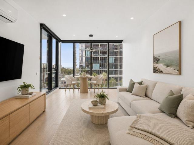 Breathtaking City Skyline and Bay Views