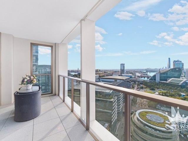 Breathtaking and Magnificent water views of Darling Harbour with 1 car space