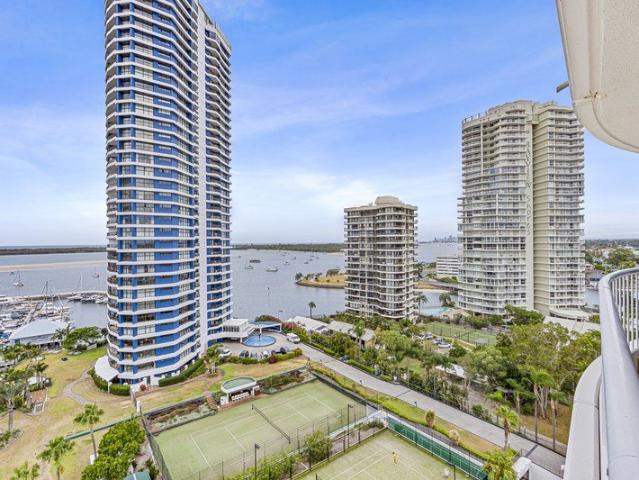Breathtaking Apartment in Bayview Tower!