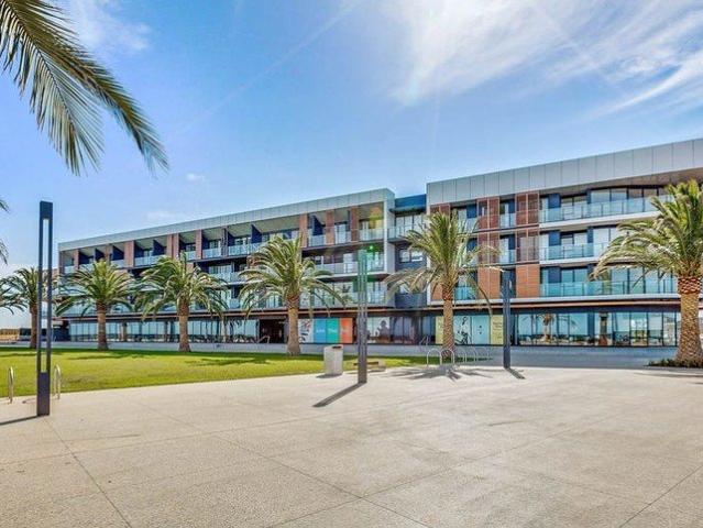 BREATHTAKING BAY VIEWS AND RESORT STYLE MARINA LIVING
