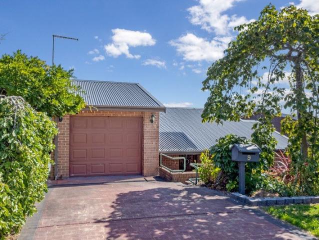 Breathtaking Blue Mountains Views Spacious & Beautifully Presented Home
