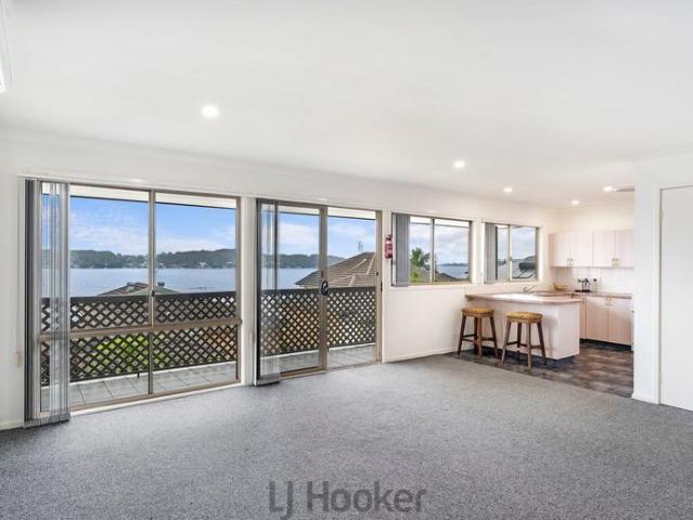 Breathtaking Lake Views – Relaxed Lakeside Living