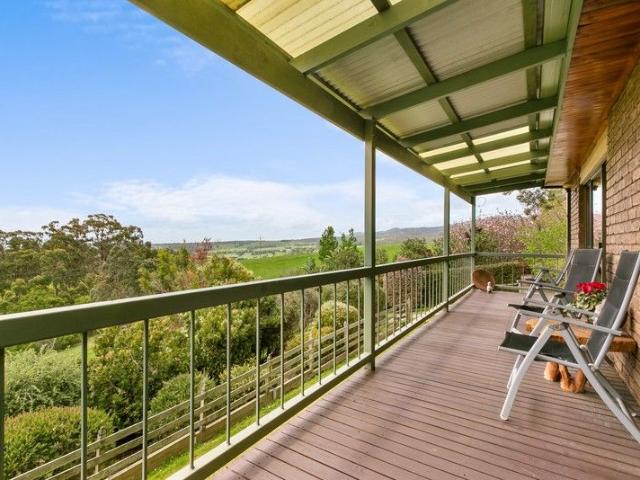 Sweeping Views, Space and Serenity. Right Here in Yinnar South