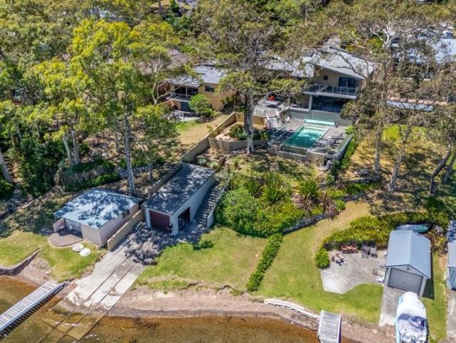BREATHTAKING RESORT LIFESTYLE ABSOLUTE WATERFRONT