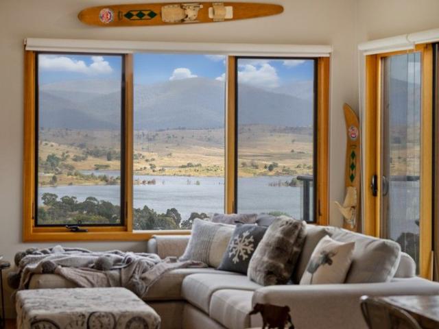 A Chalet Designed to Capture Views in Every Direction