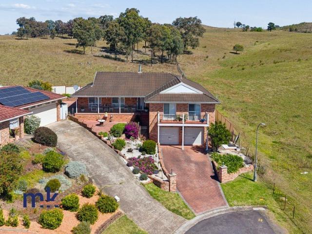 Breathtaking Views, Privacy & Space in a Peaceful Cul de Sac