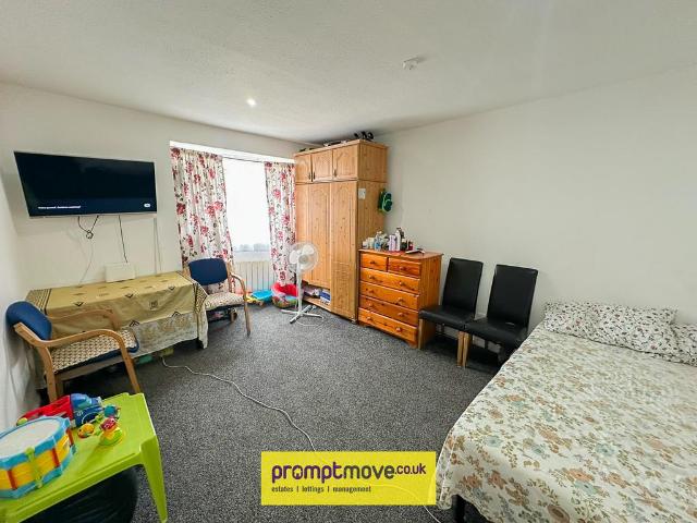 Brecon Close Luton LU1 5HS 2 bed flat to rent £1,200 pcm £277 pw