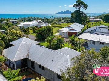 Breezy, Bright & Just 500m to the Beach & Revitalised Town Centre !