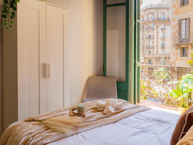 Breezy double bedroom near Parc de la Ciutadella