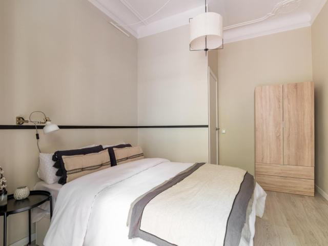 Breezy double bedroom near Parc Joan Miró