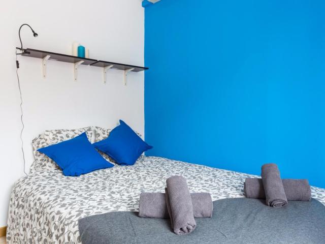 Breezy double bedroom with balcony, in El Poble sec