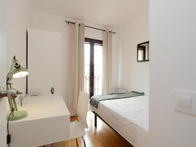 Breezy single bedroom near Palau Güell