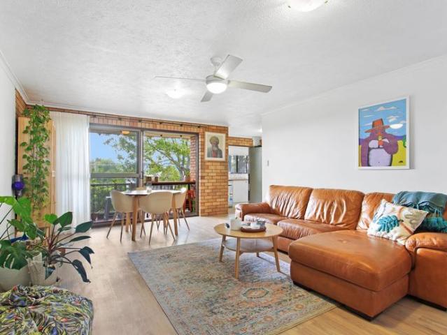 Breezy Top Floor Apartment with Lifestyle Location
