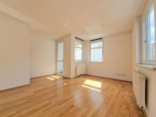 Breitenfelder Gasse: 4 Zimmer Wohnung mit Loggia in toller Lage 4.OG