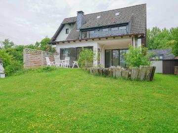 Breitscheid: Einfamilienhaus mit Garten und 2 Garagen
