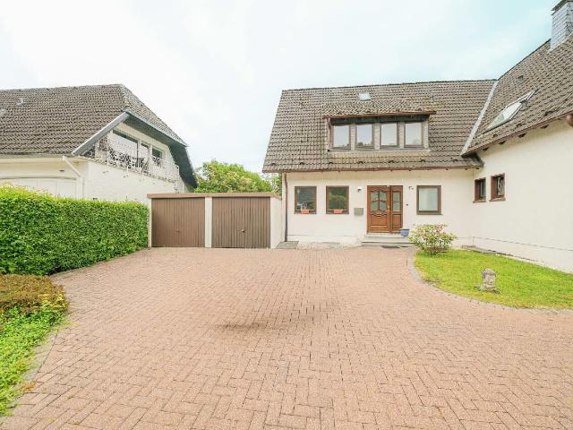 Breitscheid: Einfamilienhaus mit Garten und 2 Garagen