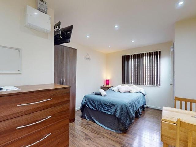 Brend New Studio in Willesden Green Book a Viewing