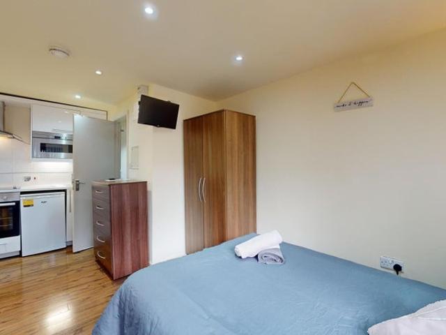 Brend New Studio in Willesden Green Book a Viewing