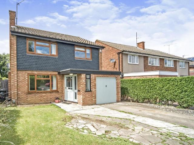 Brendon Avenue, Bedford. 4 bed detached house to rent £2,100 pcm £485 pw