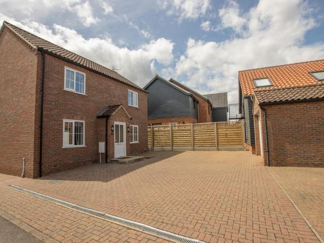 Brenda Collison Close, Dersingham 3 bed detached house to rent £1,500 pcm £346 pw