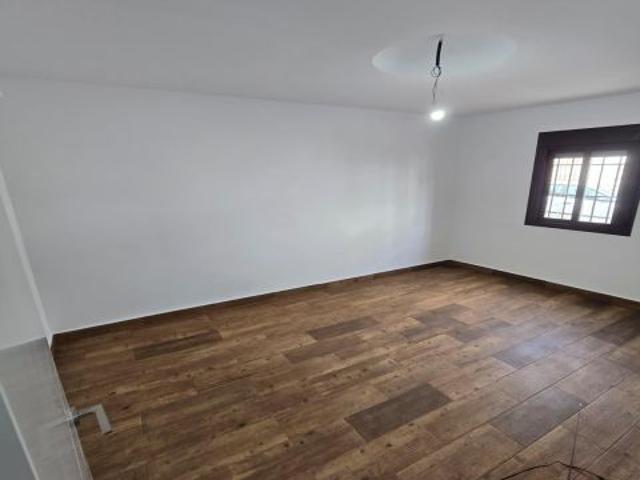 ? Brenes | Casa adosada reformada de 4 dormitorios, patio, azotea y trastero