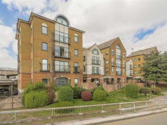 Brent Cross Gardens, Brent Cross NW4, Studio to rent, £1,200 pcm | PrimeLocation