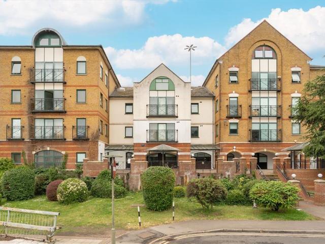 Brent Cross Gardens, Brent Cross NW4, Studio to rent, £1,300 pcm | PrimeLocation