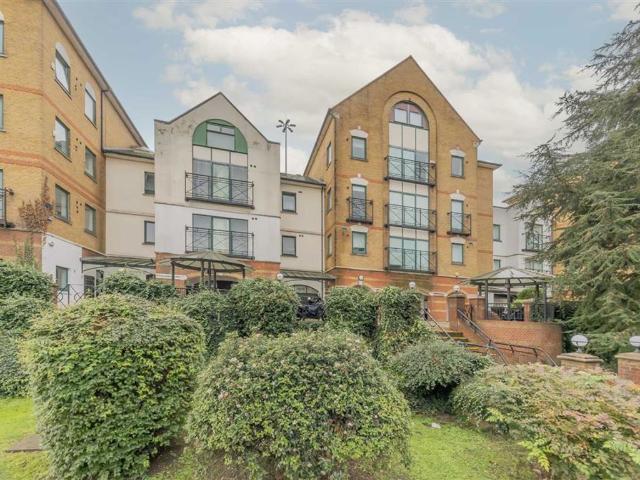 Brent Cross Gardens, Brent Cross NW4, Studio to rent, £1,300 pcm | PrimeLocation