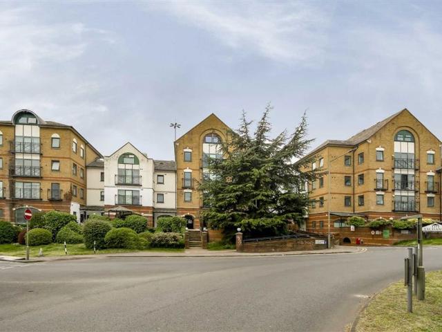 Brent Cross Gardens, Brent Cross NW4, Studio to rent, £1,500 pcm | PrimeLocation