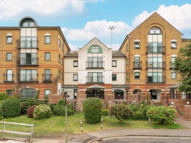 Brent Cross Gardens, London NW4 Studio to rent £1,000 pcm £231 pw