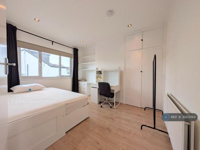Hamilton Road, London, NW11 3 bed flat to rent £2,400 pcm £554 pw