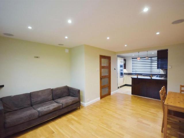 Brent Lea, London, TW8 8JE, United Kingdom | 3 bed apartment for rent #138852763 | Rentberry
