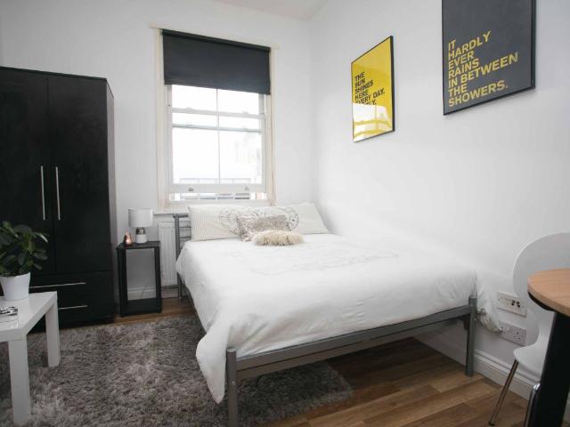 Brent Street, Hendon NW4, Studio to rent, £1,100 pcm | PrimeLocation