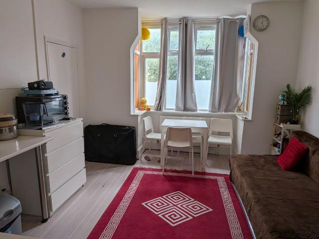 Brentmead Place, Brent Cross NW11, 1 bed flat to rent, £1,430 pcm | PrimeLocation